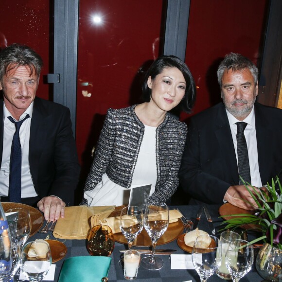 Sean Penn, Fleur Pellerin, Luc Besson - Dîner au Fouquet's lors de la 40e cérémonie des César à Paris le 20 février 2015.