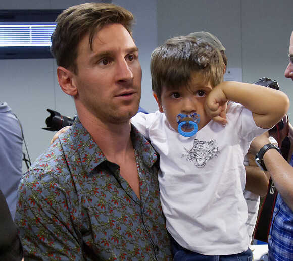 Lionel Messi et son fils Thiago - Pedro Rodriguez fait ses adieux au FC Barcelone lors d'une conférence de presse organisée au centre d'entraînement la Ciutat Esportiva Joan Gamper à Sant Joan Despi près de Barcelone, le 24 août 2015. 