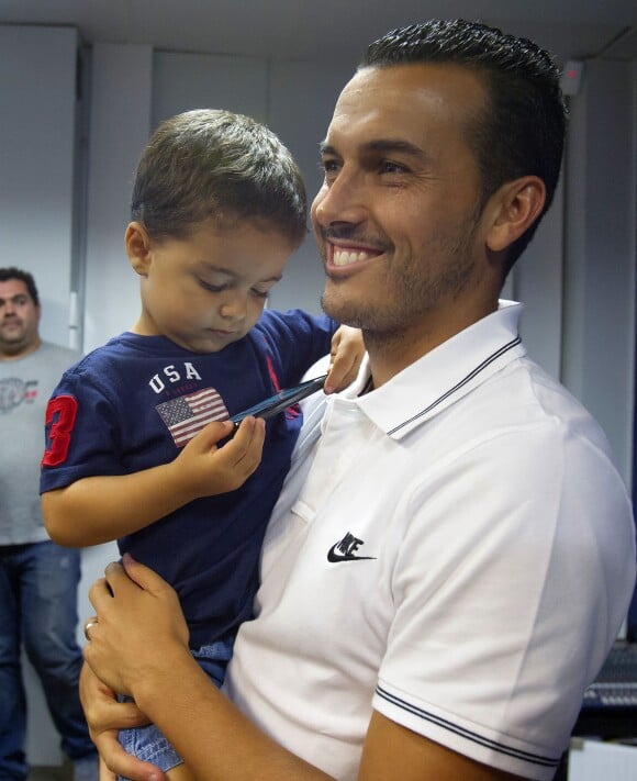 Pedro Rodriguez et son fils Bryan - Pedro Rodriguez fait ses adieux au FC Barcelone lors d'une conférence de presse organisée au centre d'entraînement la Ciutat Esportiva Joan Gamper à Sant Joan Despi près de Barcelone, le 24 août 2015. 
