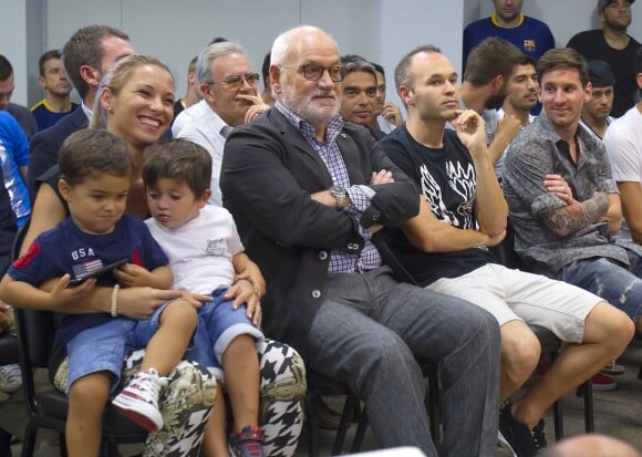 Carolina Martin, la femme de Pedro Rodriguez, leur fils Bryan et Thiago Messi (le fils de Lionel Messi), Carles Vilarrubi, Andres Iniesta et Lionel Messi - Pedro Rodriguez fait ses adieux au FC Barcelone lors d'une conférence de presse organisée au centre d'entraînement la Ciutat Esportiva Joan Gamper à Sant Joan Despi près de Barcelone, le 24 août 2015. 