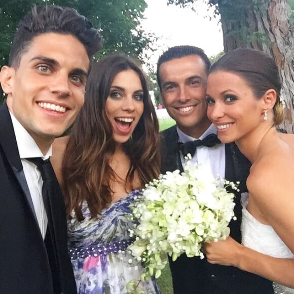 Marc Bartra aux côtés de sa compagne Melissa, de son coéquipier Pedro et de sa femme, au mariage de ce dernier à Cabrera de Mar (Barcelone) le 20 juin 2015. 