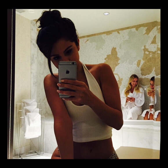 Selena Gomez pose en culotte léopard / photo postée sur le compte Instagram de la chanteuse américaine.