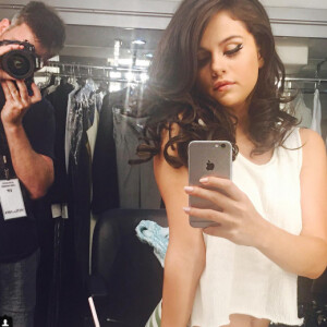 Selena Gomez se prépare pour un shooting photo / photo postée sur le compte Instagram de la chanteuse américaine.