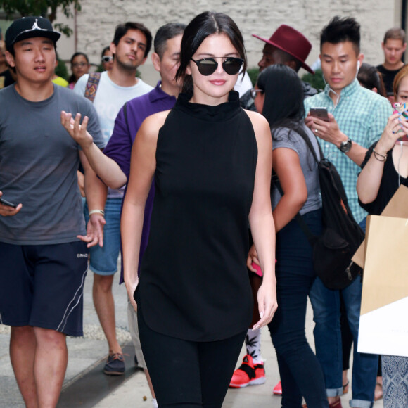 Selena Gomez et ses fans dans les rues de New York, le 20 aout 2015