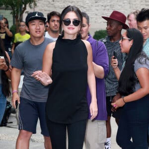 Selena Gomez et ses fans dans les rues de New York, le 20 aout 2015