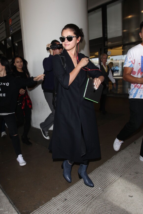 Selena Gomez arrive à l'aéroport LAX de Los Angeles. Le 28 juillet 2015