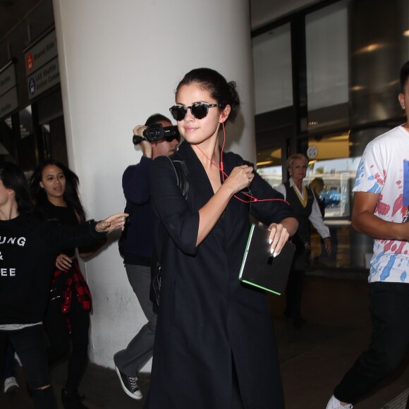 Selena Gomez arrive à l'aéroport LAX de Los Angeles. Le 28 juillet 2015