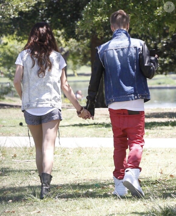 Justin Bieber et Selena Gomez se promène à Van Nuys le 30 juin 2012