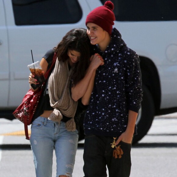 Justin Bieber et Selena Gomez dans les rues de Los Angeles le 5 avril 2012