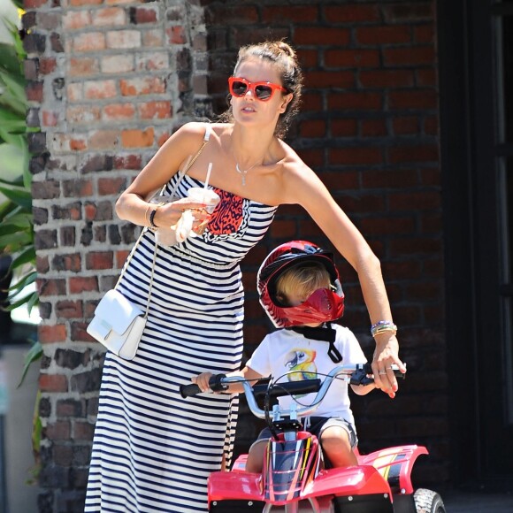 Alessandra Ambrosio emmène son fils Noah faire une promenade en mini quad avant d'aller déjeuner à Brentwood, le 26 août 2015 avec sa fille Anja.