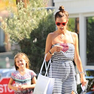 Alessandra Ambrosio emmène son fils Noah faire une promenade en mini quad avant d'aller déjeuner à Brentwood, le 26 août 2015 avec sa fille Anja.