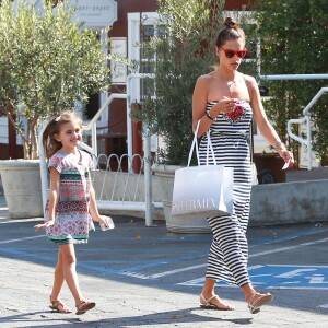 Alessandra Ambrosio emmène son fils Noah faire une promenade en mini quad avant d'aller déjeuner à Brentwood, le 26 août 2015 avec sa fille Anja.