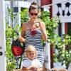 Alessandra Ambrosio emmène son fils Noah faire une promenade en mini quad avant d'aller déjeuner à Brentwood, le 26 août 2015 avec sa fille Anja.
