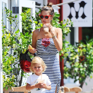 Alessandra Ambrosio emmène son fils Noah faire une promenade en mini quad avant d'aller déjeuner à Brentwood, le 26 août 2015 avec sa fille Anja.