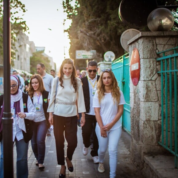 La reine Rania de Jordanie et sa fille la princesse Iman participaient le 16 août 2015 à Amman à une marche initiée par l'association Out and About.