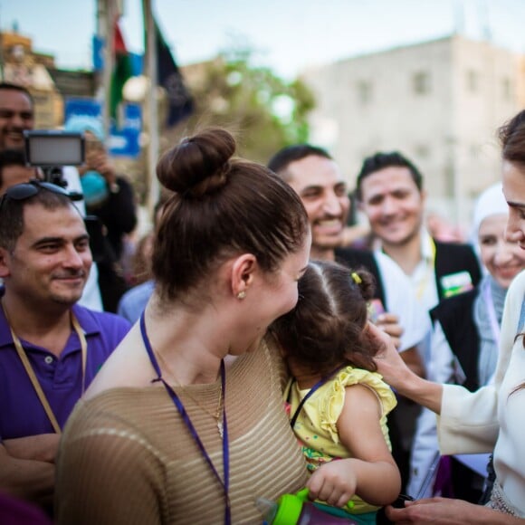 La reine Rania de Jordanie et sa fille la princesse Iman participaient le 16 août 2015 à Amman à une marche initiée par l'association Out and About.