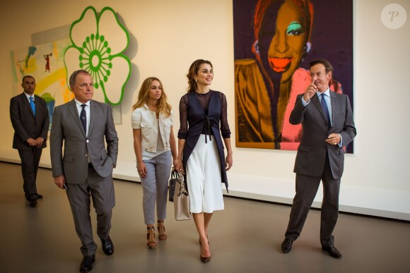 Rania de Jordanie et sa fille la princesse Iman ont profité de leur venue en France, le 26 août 2015, pour l'ouverture de l'Université d'été du MEDEF à Jouy-en-Josas (Yvelines) pour découvrir le troisième accrochage de la Fondation Louis Vuitton.