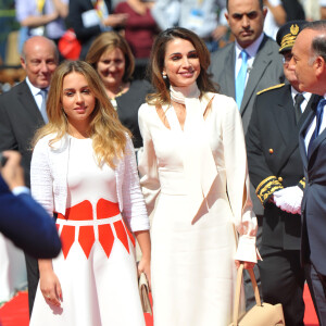 La reine Rania de Jordanie était invitée à s'exprimer le 26 août 2015 lors de l'ouverture de l'Université d'été du MEDEF à Jouy-en-Josas (Yvelines). Sa fille la princesse Iman, 18 ans, l'accompagnait.