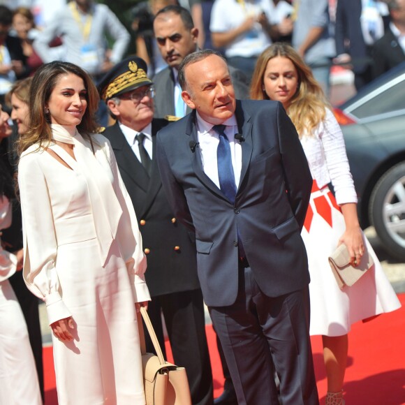 La reine Rania de Jordanie était invitée à s'exprimer le 26 août 2015 lors de l'ouverture de l'Université d'été du MEDEF à Jouy-en-Josas (Yvelines). Sa fille la princesse Iman, 18 ans, l'accompagnait.