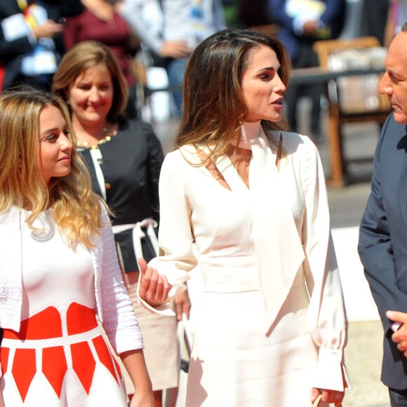 La reine Rania de Jordanie était invitée à s'exprimer le 26 août 2015 lors de l'ouverture de l'Université d'été du MEDEF à Jouy-en-Josas (Yvelines). Sa fille la princesse Iman, 18 ans, l'accompagnait.
