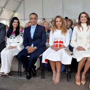 La reine Rania de Jordanie était invitée à s'exprimer le 26 août 2015 lors de l'ouverture de l'Université d'été du MEDEF à Jouy-en-Josas (Yvelines). Sa fille la princesse Iman, 18 ans, l'accompagnait.