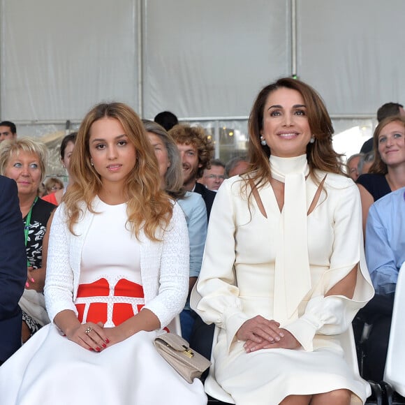 La reine Rania de Jordanie était invitée à s'exprimer le 26 août 2015 lors de l'ouverture de l'Université d'été du MEDEF à Jouy-en-Josas (Yvelines). Sa fille la princesse Iman, 18 ans, l'accompagnait.