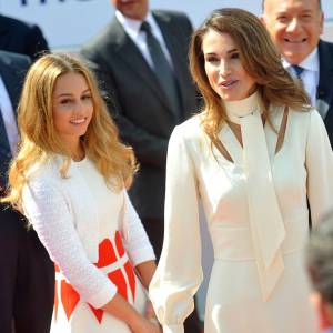 La reine Rania de Jordanie était invitée à s'exprimer le 26 août 2015 lors de l'ouverture de l'Université d'été du MEDEF à Jouy-en-Josas (Yvelines). Sa fille la princesse Iman, 18 ans, l'accompagnait.