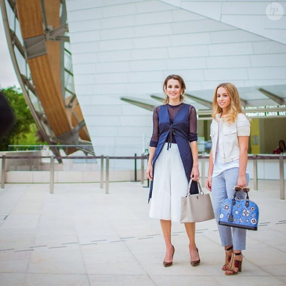 La reine Rania de Jordanie et sa fille la princesse Iman ont profité de leur venue en France, le 26 août 2015, pour l'ouverture de l'Université d'été du MEDEF à Jouy-en-Josas (Yvelines) pour découvrir le troisième accrochage de la Fondation Louis Vuitton. Photo du compte Instagram de la reine Rania.