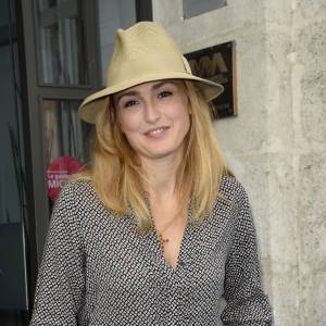 Julie Gayet quittant l'hôtel Mercure pour se rendre à une projection privée à l'espace Franquin lors du 8e édition du Festival du film francophone d'Angoulême le 28 août 2015