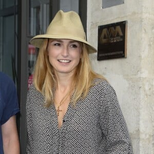 Julie Gayet quittant l'hôtel Mercure pour se rendre à une projection privée à l'espace Franquin lors du 8e édition du Festival du film francophone d'Angoulême le 28 août 2015