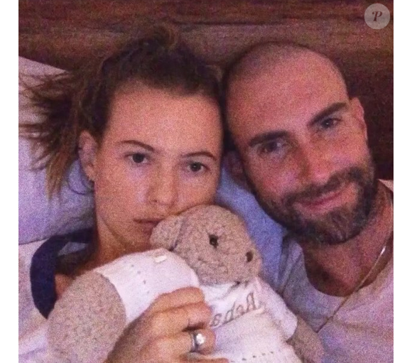 Behati Prinsloo et son mari Adam Levine / photo postée sur le compte du mannequin au mois d'août 2015.