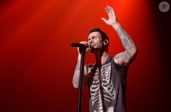 Adam Levine et Maroon 5 en concert à Madrid au Barclaycard Center le 15 juin 2015. 