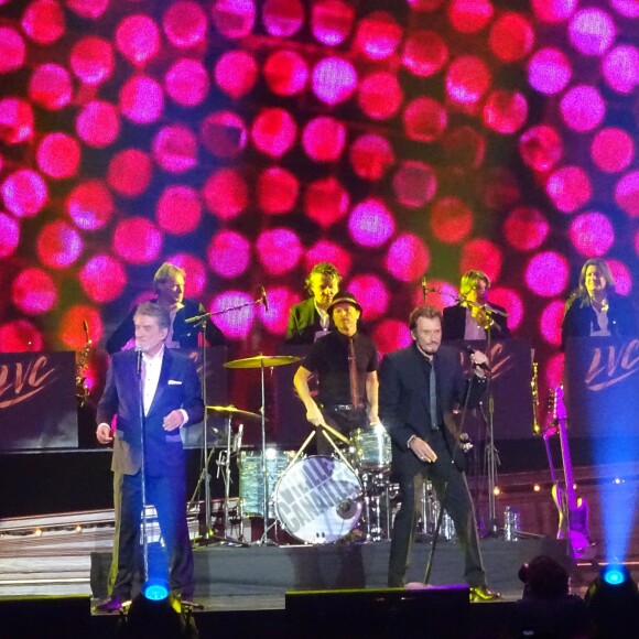 Eddy Mitchell et son ami Johnny Hallyday - Premier concert des Vieilles Canailles au Palais Ominisports de Paris Bercy, le 5 novembre 2014.