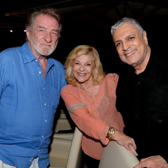 Exclusif - Nicoletta entre Eddy Mitchell et Enrico Macias - Soirée Marcel Campion à la plage La Bouillabaisse à Saint-Tropez, le 5 août 2015.