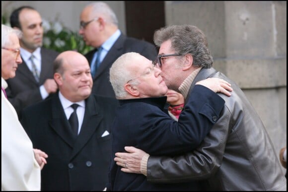 Michel Charasse et Eddy Mitchell s'embrassent aux obsèques de Carlos à Paris, le 21 janvier 2008.