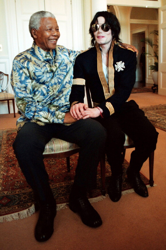 Michael Jackson et Nelson Mandela à Cape Town, le 25 mars 1999.