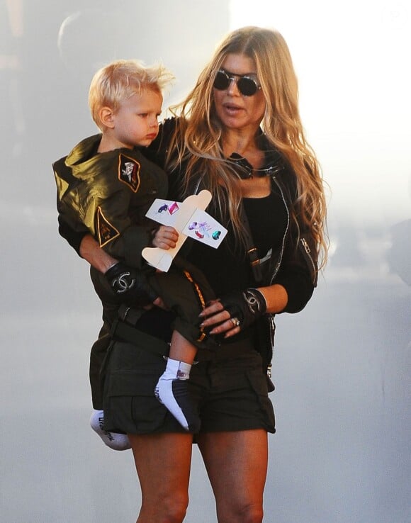 Fergie arrivant à la fête d'anniversaire de son fils Axl (2 ans) à Brentwood Los Angeles, le 29 Août 2015.