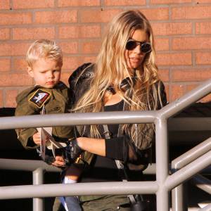 Josh Duhamel et Fergie arrivent à la fête d'anniversaire de leur fils Axl (2 ans) à Brentwood Los Angeles, samedi 29 Août 2015.