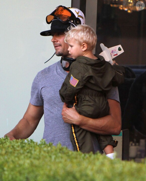 Josh Duhamel et Fergie arrivent à la fête d'anniversaire de leur fils Axl (2 ans) à Brentwood Los Angeles, le 29 Août 2015.