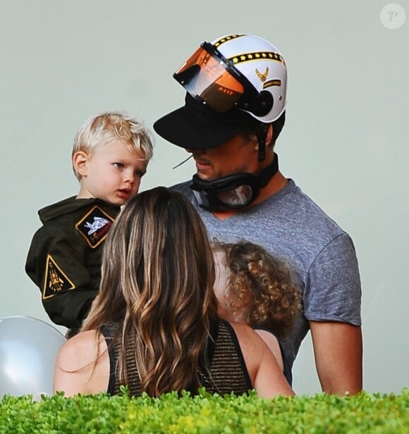 Josh Duhamel et Fergie arrivent à la fête d'anniversaire de leur fils Axl (2 ans) à Brentwood Los Angeles, le 29 Août 2015.