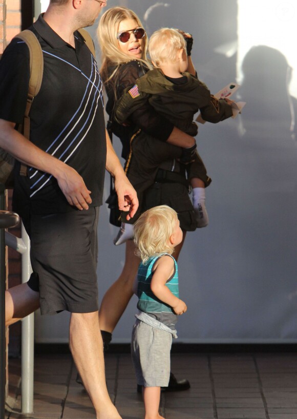 Josh Duhamel et Fergie arrivent à la fête d'anniversaire de leur fils Axl (2 ans) à Brentwood Los Angeles, le 29 Août 2015.