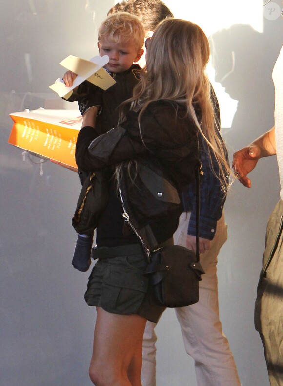 Josh Duhamel et Fergie arrivent à la fête d'anniversaire de leur fils Axl (2 ans) à Brentwood Los Angeles, le 29 Août 2015.