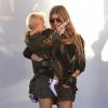 Josh Duhamel et Fergie arrivent à la fête d'anniversaire de leur fils Axl (2 ans) à Brentwood Los Angeles, le 29 Août 2015.