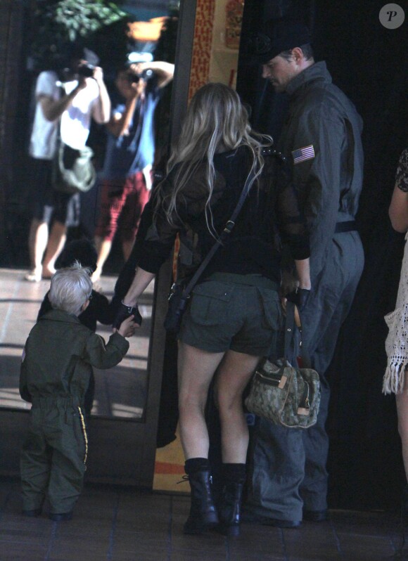 Josh Duhamel et Fergie arrivent à la fête d'anniversaire de leur fils Axl (2 ans) à Brentwood Los Angeles, le 29 Août 2015.