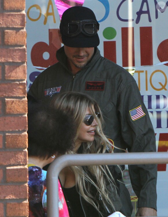 Josh Duhamel et Fergie arrivent à la fête d'anniversaire de leur fils Axl (2 ans) à Brentwood Los Angeles, le 29 Août 2015.