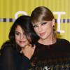 Taylor Swift et Selena Gomez aux MTV Video Music Awards à Los Angeles, le 30 août 2015.