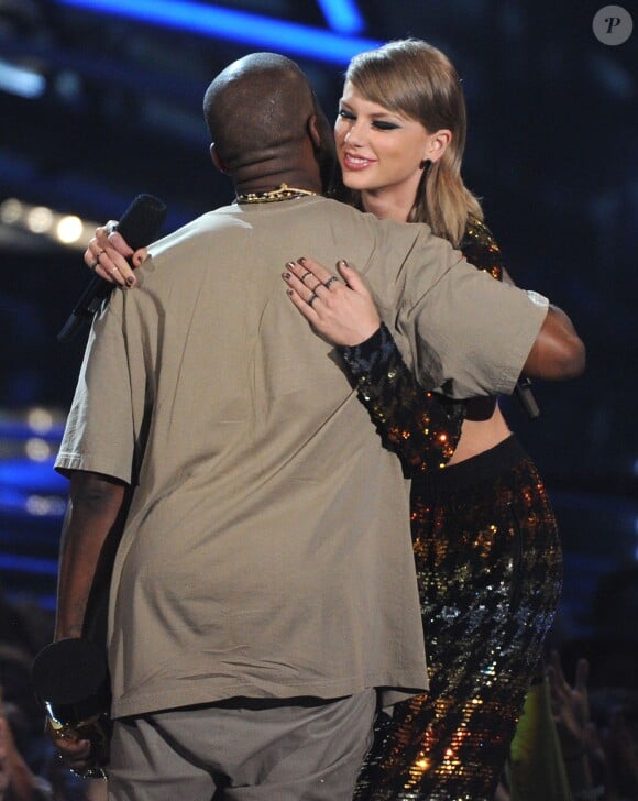 Kanye West et Taylor Swift sur la scène des MTV Video Music Awards à Los Angeles, le 30 août 2015.