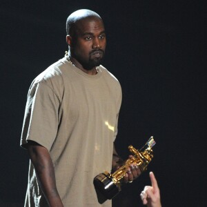 Kanye West récompensé sur la scène des MTV Video Music Awards à Los Angeles, le 30 août 2015.