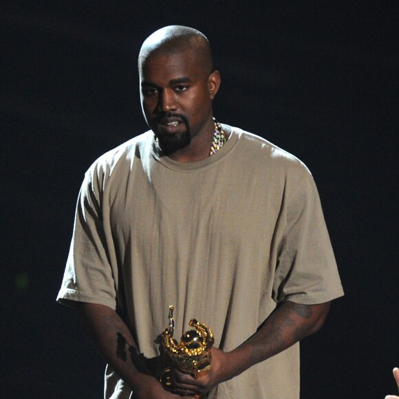Kanye West récompensé sur la scène des MTV Video Music Awards à Los Angeles, le 30 août 2015.