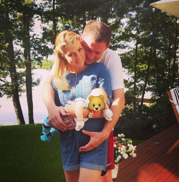 Maria Kirilenko avec son mari et leur fils né quelques semaines plus tôt - août 2015 